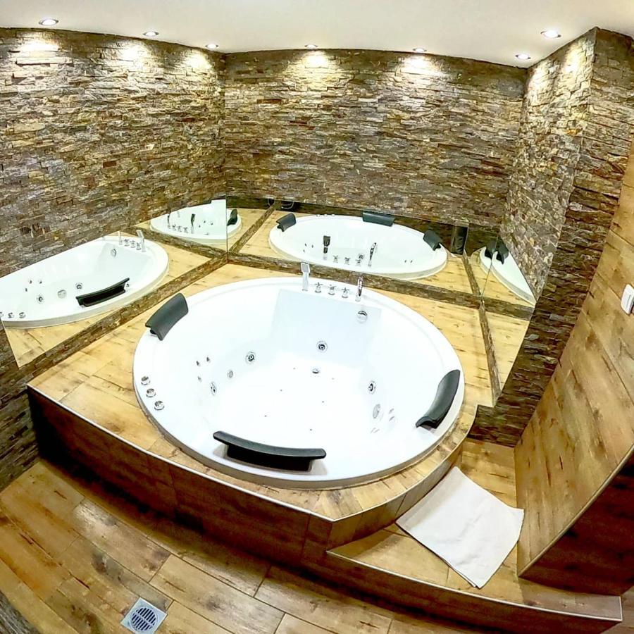 Canti jacuzzi apartments Novi Sad Esterno foto